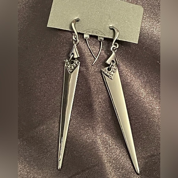 Gun metal colour earrings - Picture 1 of 2